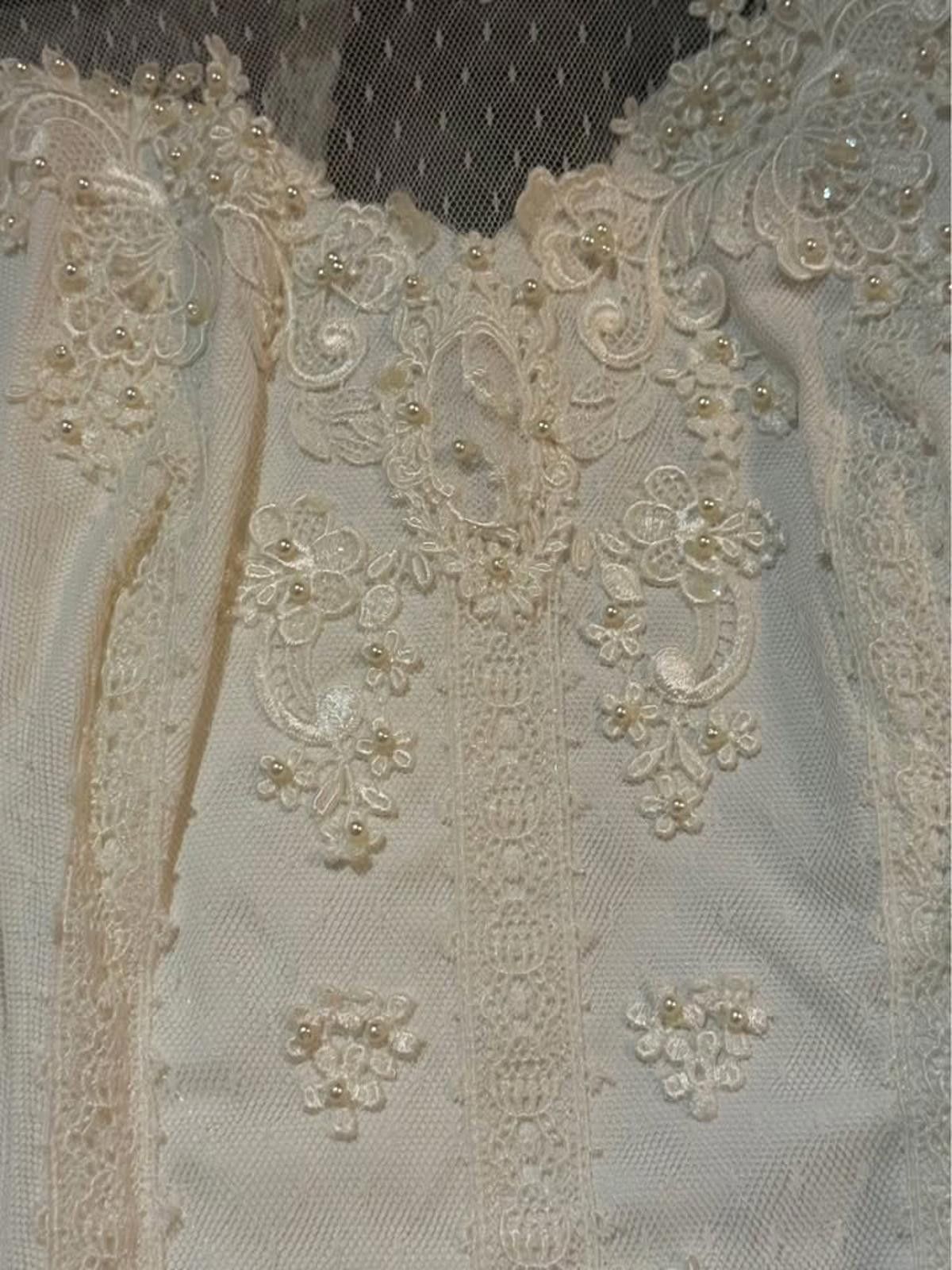 Unknown London Vintage White Long Sleeve Wedding Dress with Lace Details Size M / US 6-8 / IT 42-44 - 7 Thumbnail