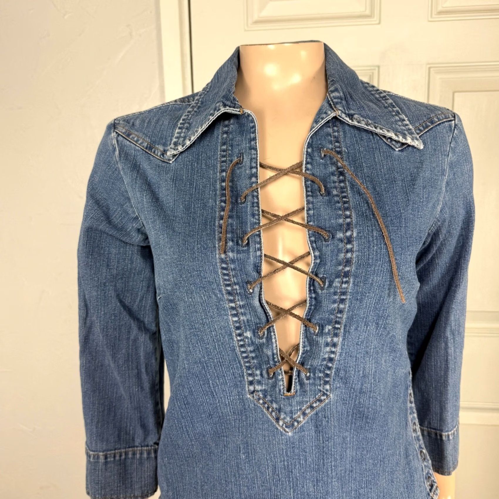 Levi's VINTAGE Levi's Women's Shirt Denim Lace Up Western Cowgirl Cotton Small BB8 Blue Floral Casual 90s Bohemian Size S / US 4 / IT 40 - 2 Thumbnail