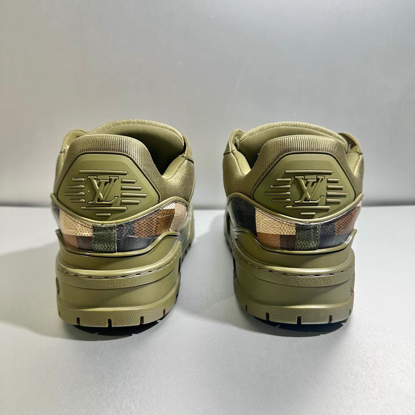 Louis Vuitton Louis Vuitton x Pharrell Trainer 8.5/42.5 1x Worn Size US 9.5 / EU 42-43 - 5 Thumbnail