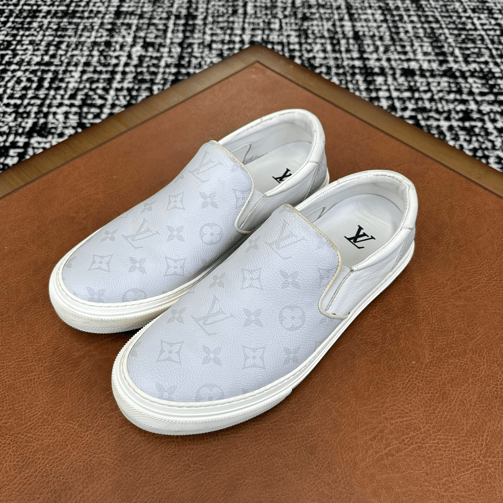 Louis Vuitton Louis Vuitton Gray Lowtop Sneakers 9 Men Size US 9 / EU 42 - 1 Thumbnail