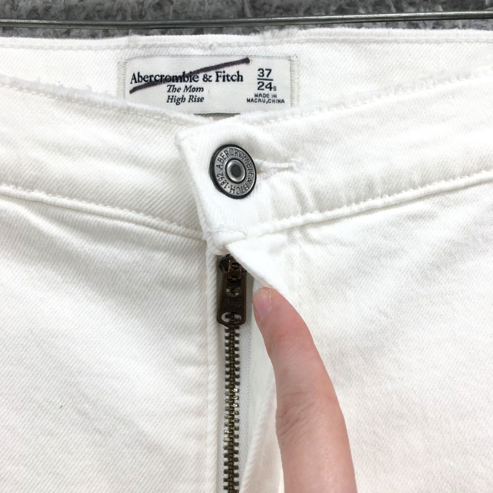Abercrombie & Fitch Abercrombie & Fitch The Mom Jeans Womens 37/24s White Distressed Zip Fly Jeans Mens Womens? Size 25" / US 0 / IT 36 - 3 Thumbnail