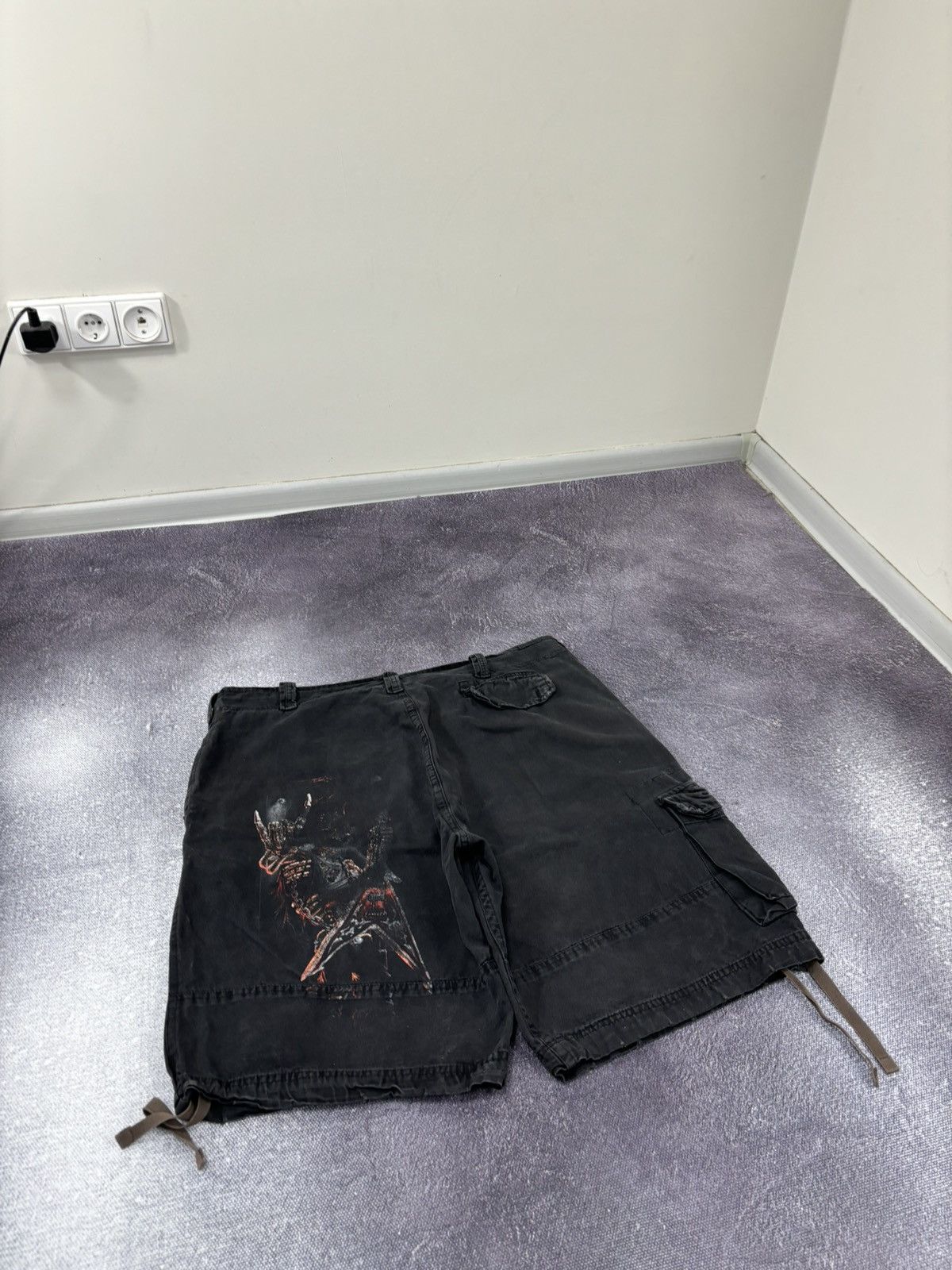 Other Vintage Spiral Death Skull Rock Hype Black Cargo Shorts Size US 38 / EU 54 - 15 Thumbnail