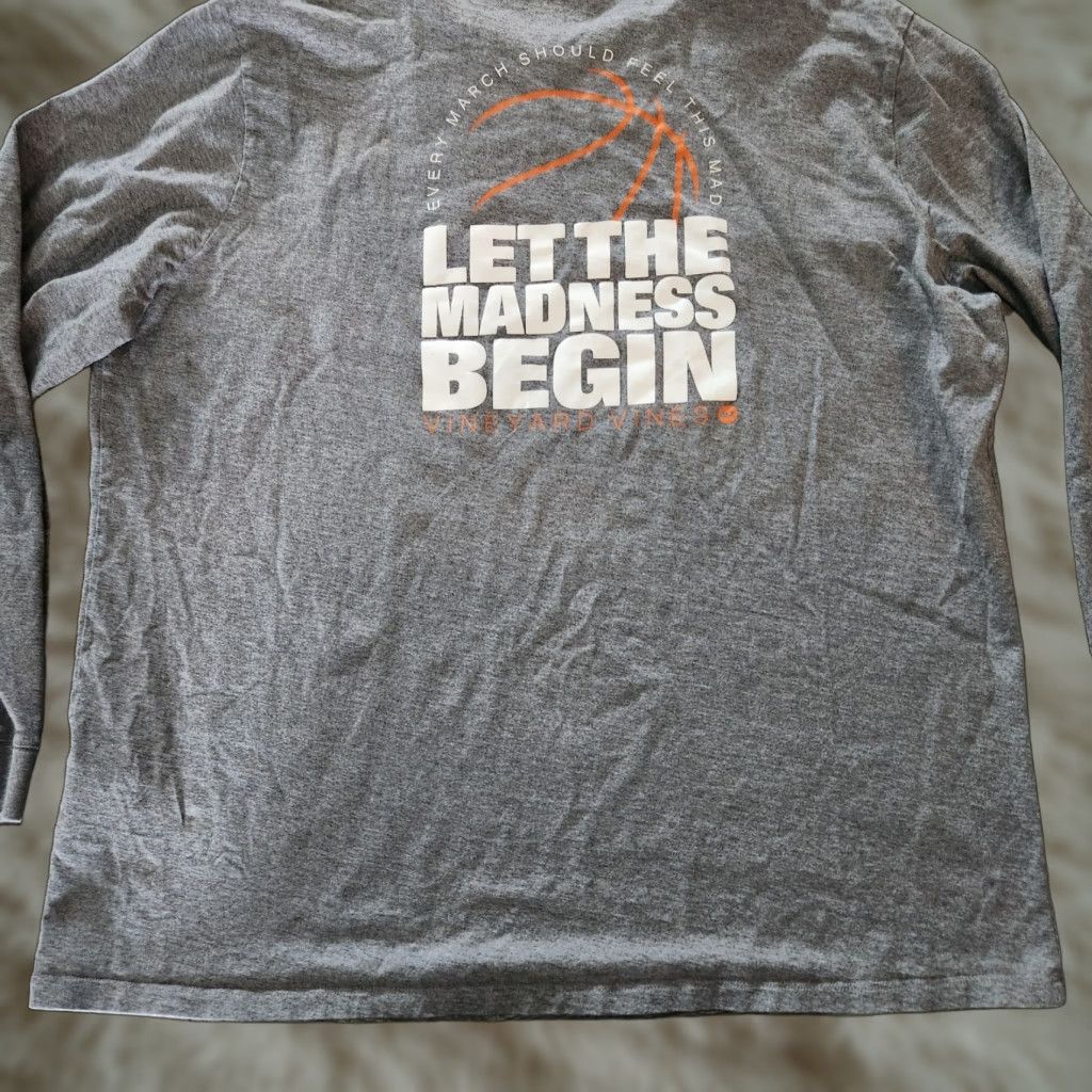 Vineyard Vines Vineyard Vines Long Sleeve T-Shirt March Madness Basketball Mens 2XL Gray Crew Neck Cotton Logo Shirt Size US XXL / EU 58 / 5 - 1 Thumbnail