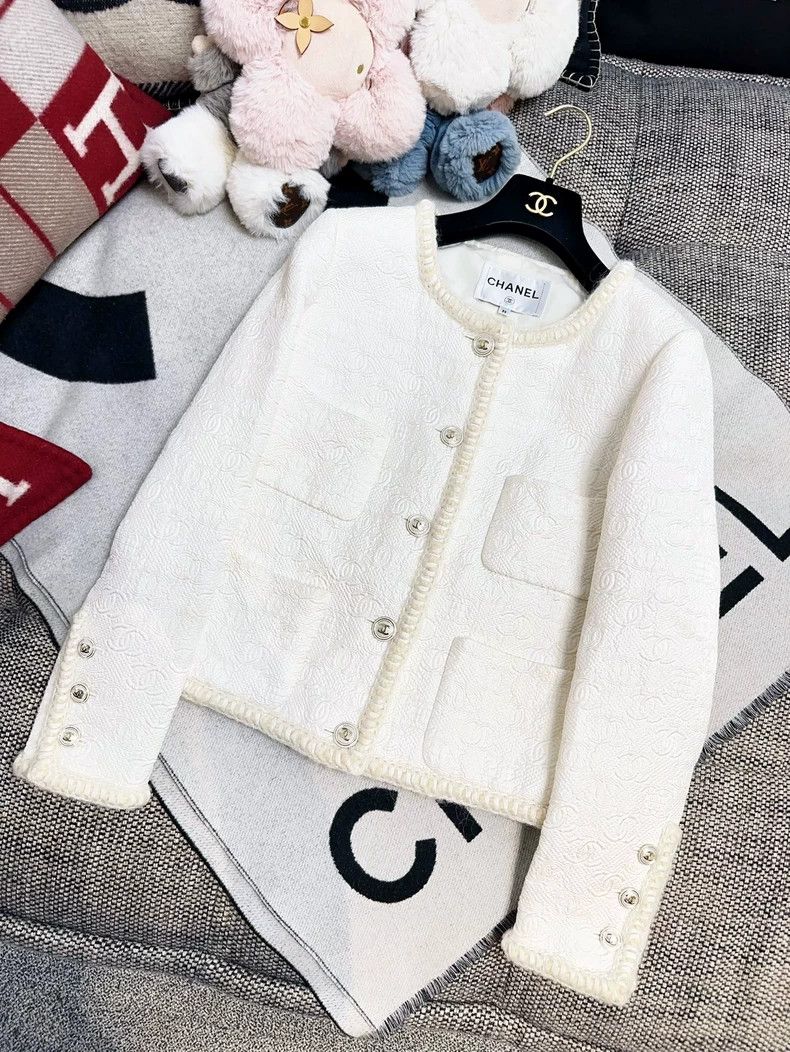 Chanel Chanel 21A Castle Series White Moonlight Embossed Double C Size XS / US 0-2 / IT 36-38 - 1 Thumbnail