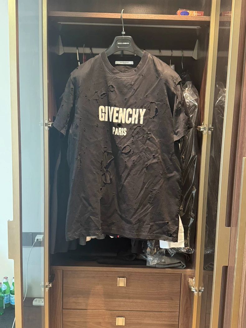 Givenchy Givenchy Big Destroyed Short-sleeve Black 2506-Nextarrow Size US XS / EU 42 / 0 - 2 Thumbnail