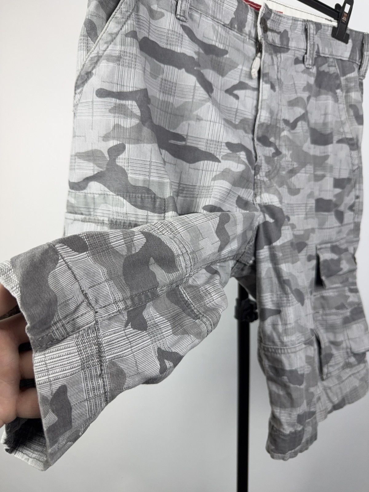 Levi's Retro 00s Levi’s Cargo Shorts Millitary Camo Plaid Utility Size US 34 / EU 50 - 4 Thumbnail