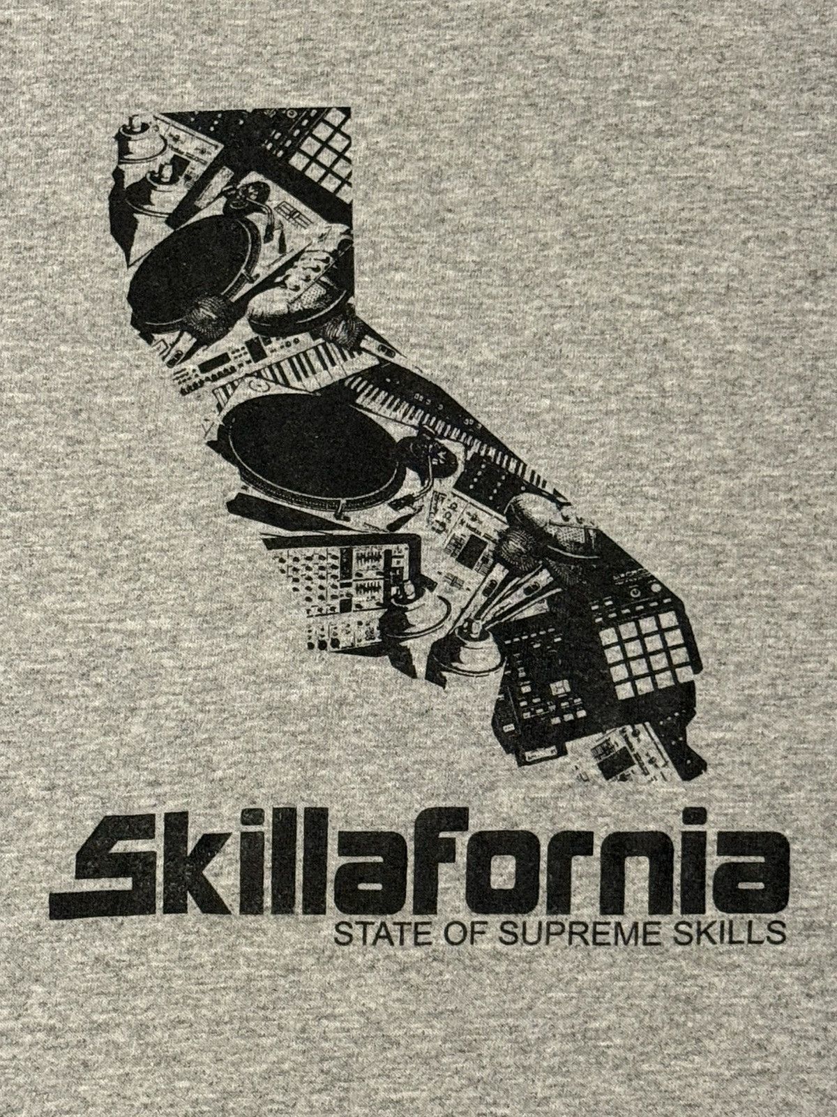 Other Vintage Edu Athlcs Skillafornia Hip Hop DJ Tee T-Shirt VNDS Size US XL / EU 56 / 4 - 5 Thumbnail