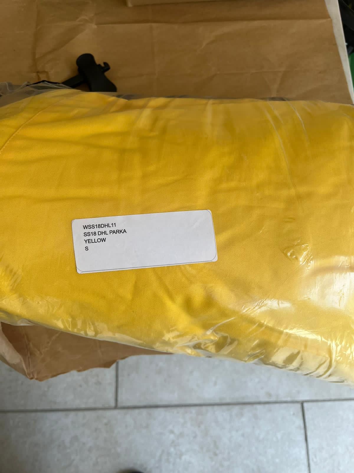 Vetements SS18 DHL Parka in Yellow Size US S / EU 44-46 / 1 - 21 Thumbnail