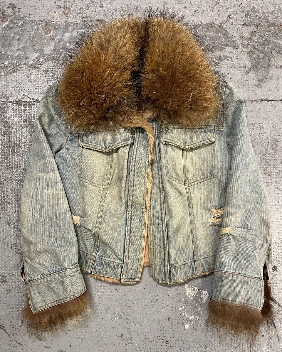 Dolce & Gabbana 2000s Dolce & Gabbana Light Blue Denim Fur-Collar Distressed Denim Jacket Size XS / US 0-2 / IT 36-38 - 1 Thumbnail