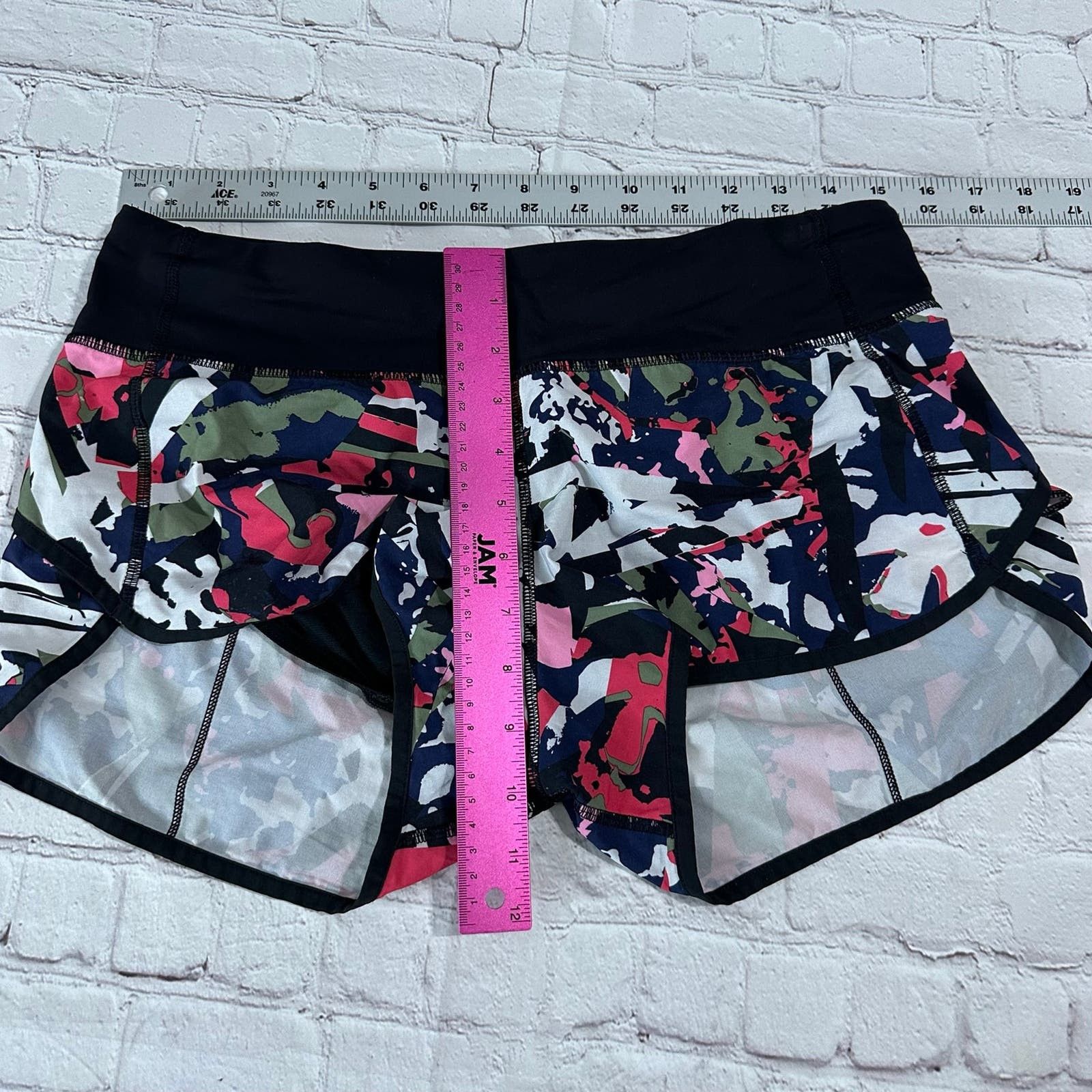 Lululemon lululemon shorts size 6 Size 28" / US 6 / IT 42 - 7 Thumbnail