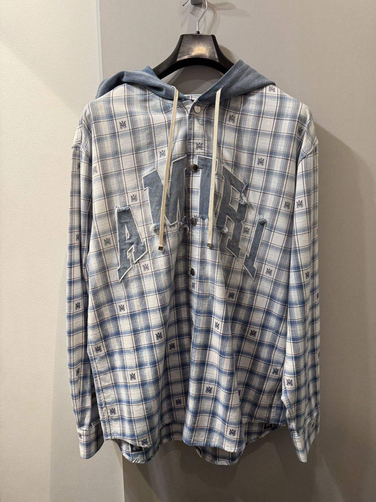 Amiri Last Size Amiri Off-White & Blue Hooded Logo Patch Overshirt Size US XL / EU 56 / 4 - 1 Thumbnail