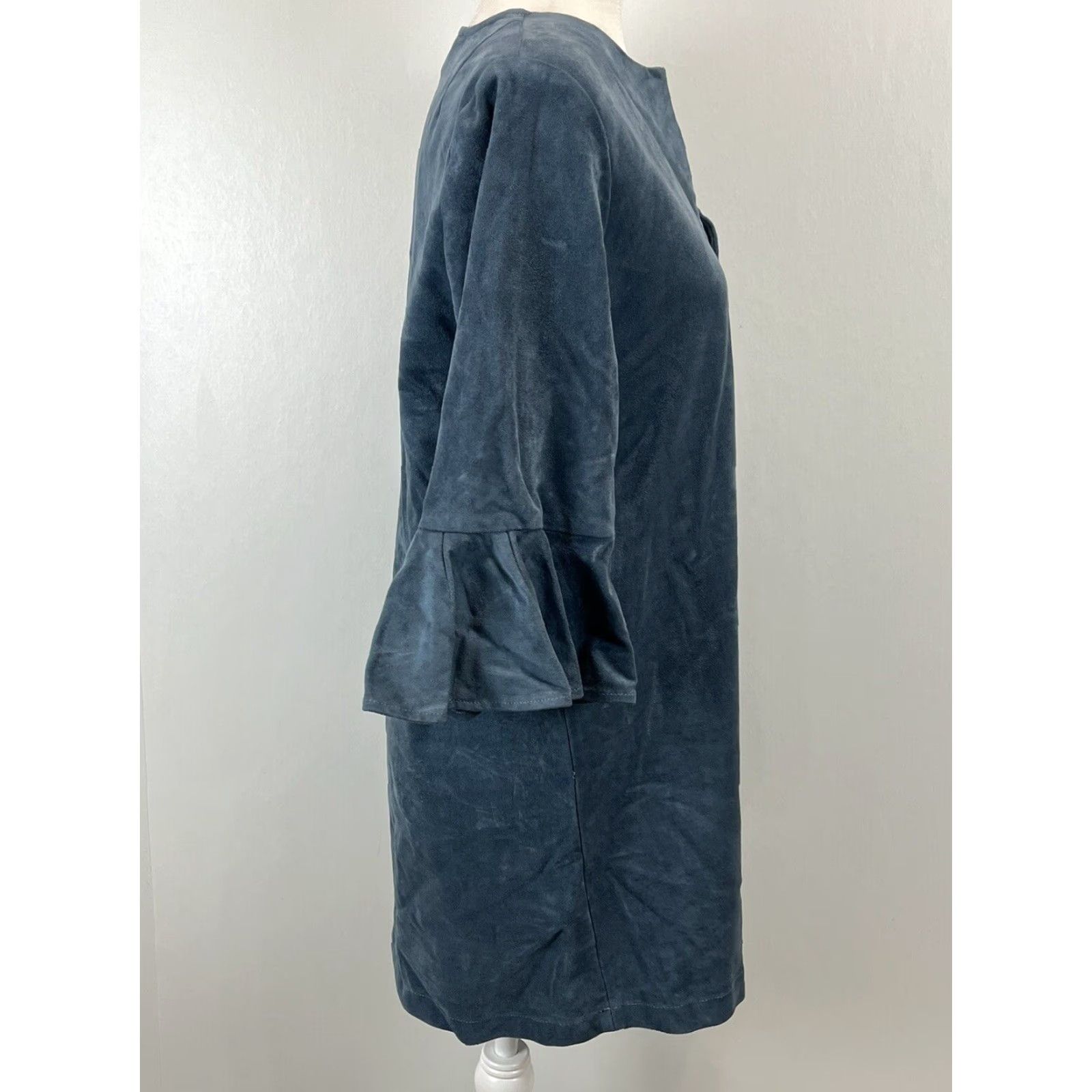 Bcbgmaxazria BCBGMAXAZRIA Faux Suede Dress Medium M Blue Bell Sleeve Short Shift Dress Sizing: Regular Women’s GUC Blue/Gray Bell Sleeves Size M / US 6-8 / IT 42-44 - 4 Thumbnail