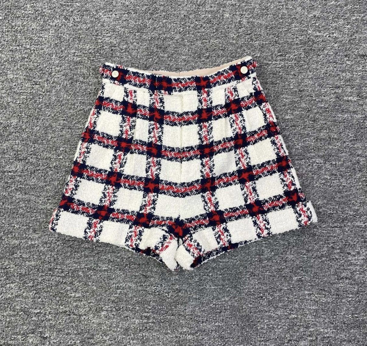 Gucci Gucci Red and White Plaid Woven Shorts K12 Size 25" / US 0 / IT 36 - 1 Thumbnail