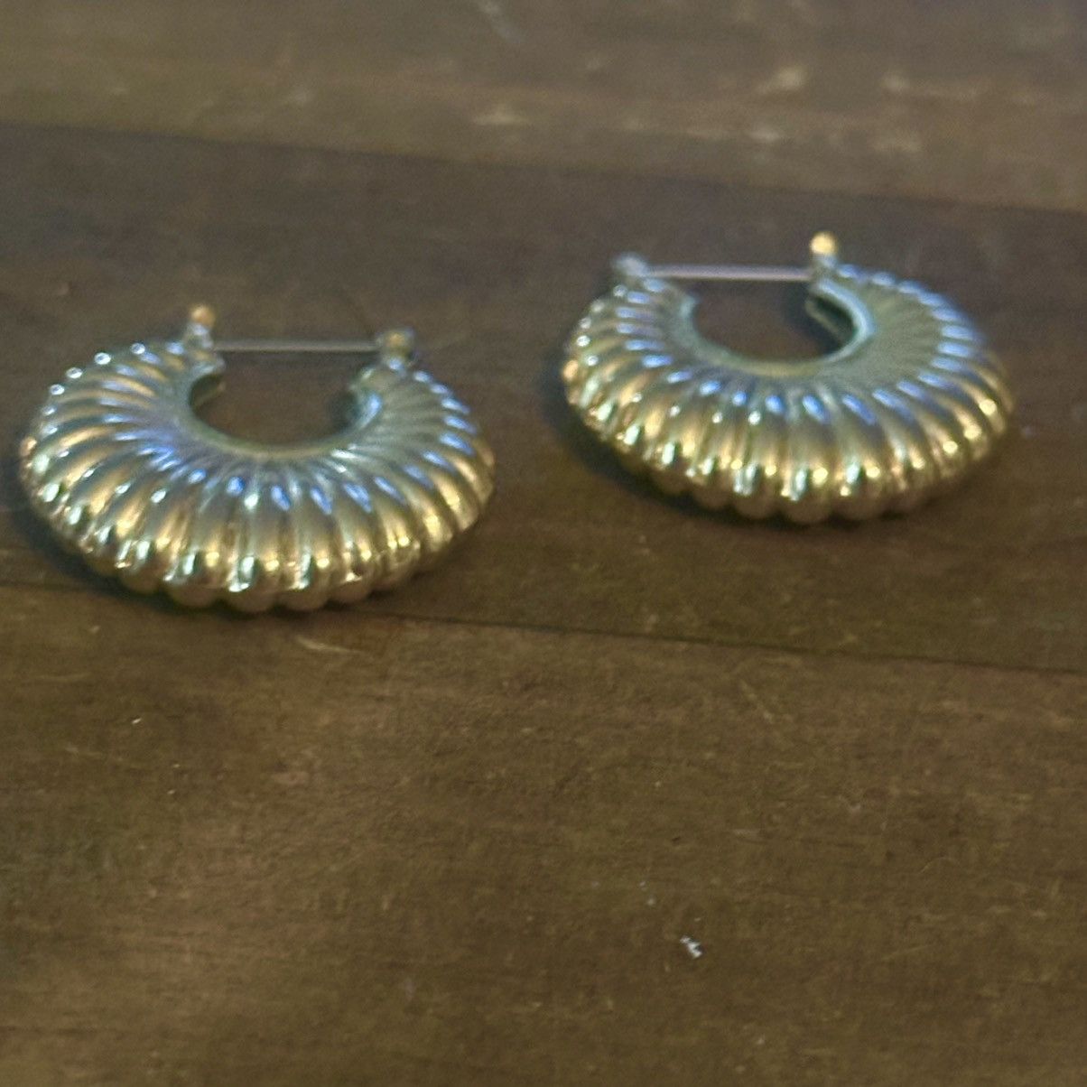 Other Gold tone scalloped hoop earrings Size ONE SIZE - 4 Thumbnail