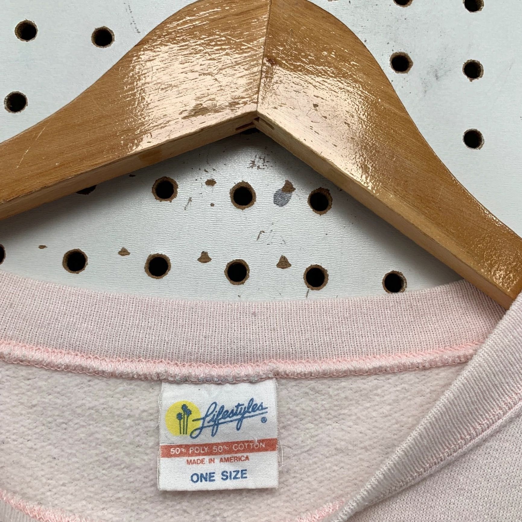 Vintage VINTAGE Lifestyles Sweatshirt Women One Size Pink Winter Snow All Over Print USA Size ONE SIZE - 3 Thumbnail