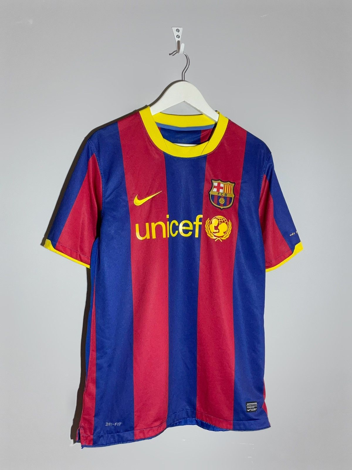 Nike #17 Pedro F.C Barcelona Nike 2010/11 Home Y2K Football Shirt Size US M / EU 48-50 / 2 - 3 Thumbnail