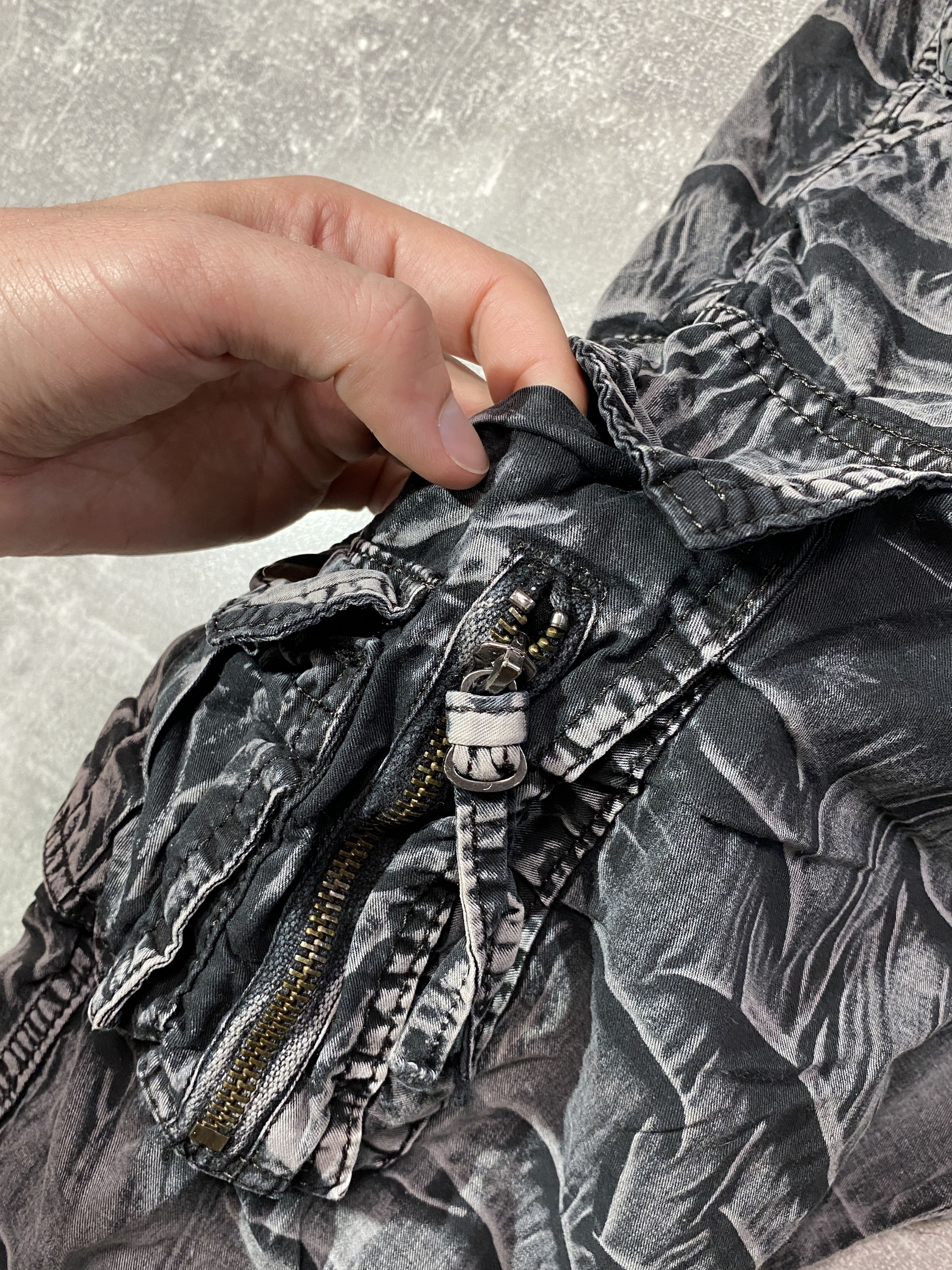 Japanese Brand Vintage Y2K Dark Washed Cargo Shorts Size US 32 / EU 48 - 3 Thumbnail