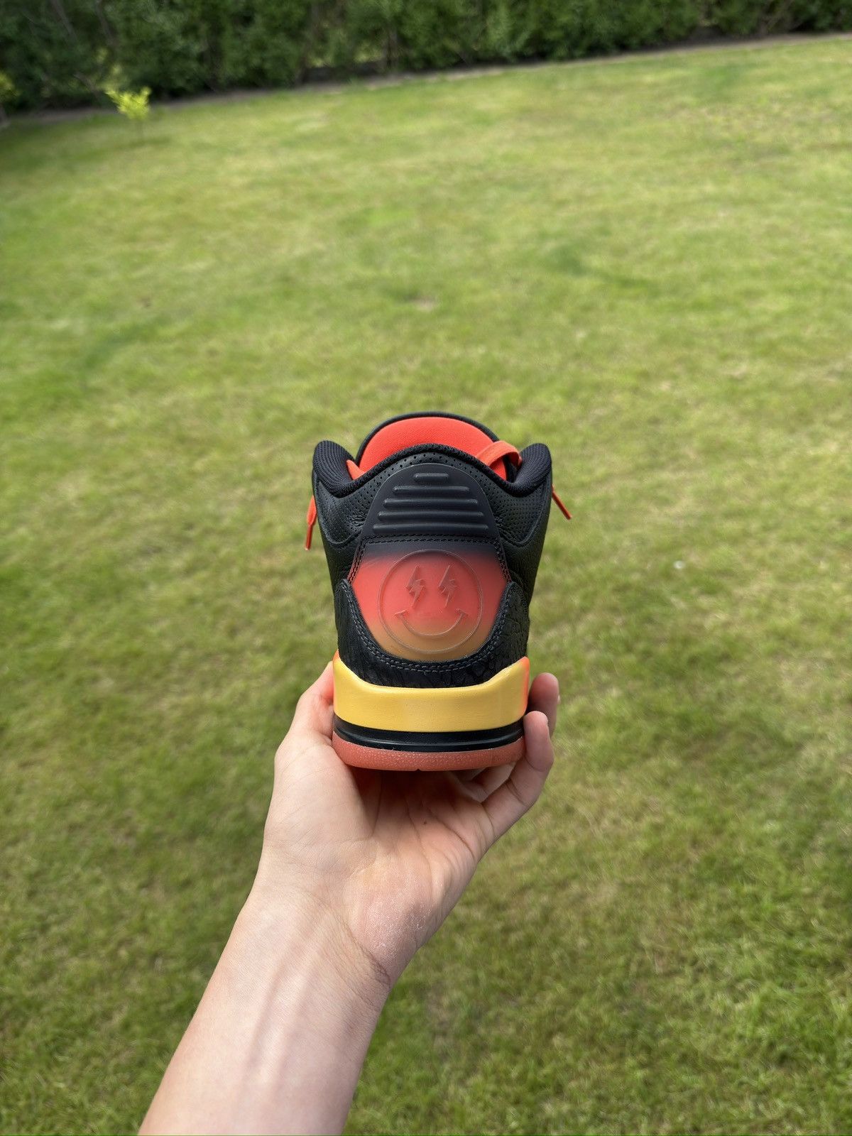 J Balvin × Jordan Brand Jordan 3 J Balvin rio Size US 10.5 / EU 43-44 - 4 Thumbnail