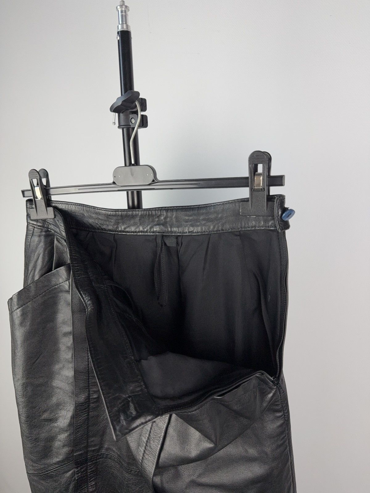 Japanese Brand Avant-Garde Black Leather Skirt High Waist Midi Length Y2K Size 26" / US 2 / IT 38 - 7 Thumbnail