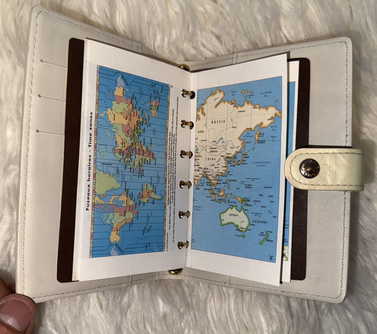 Louis Vuitton Louis Vuitton Passport Agenda Cover Size ONE SIZE - 22 Thumbnail