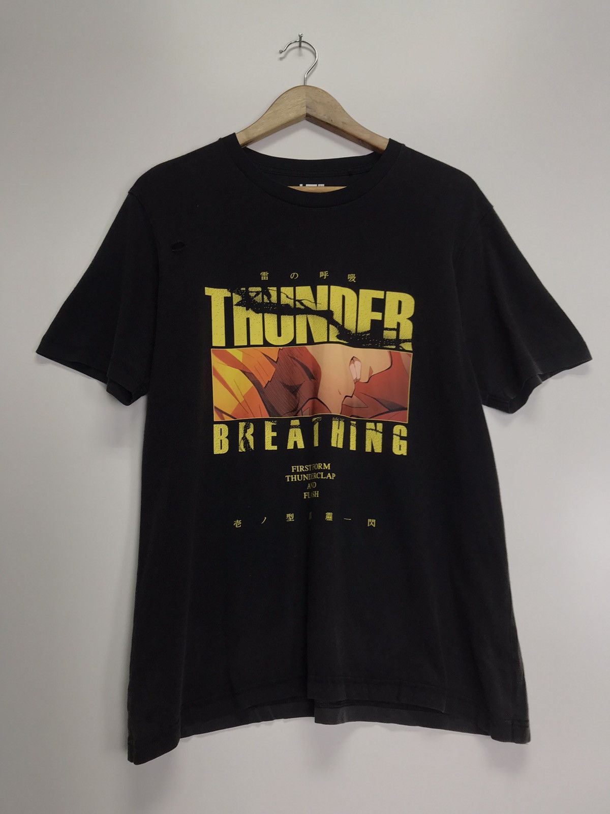 Uniqlo Uniqlo Thunder Breathing movie tee Size US L / EU 52-54 / 3 - 1 Thumbnail