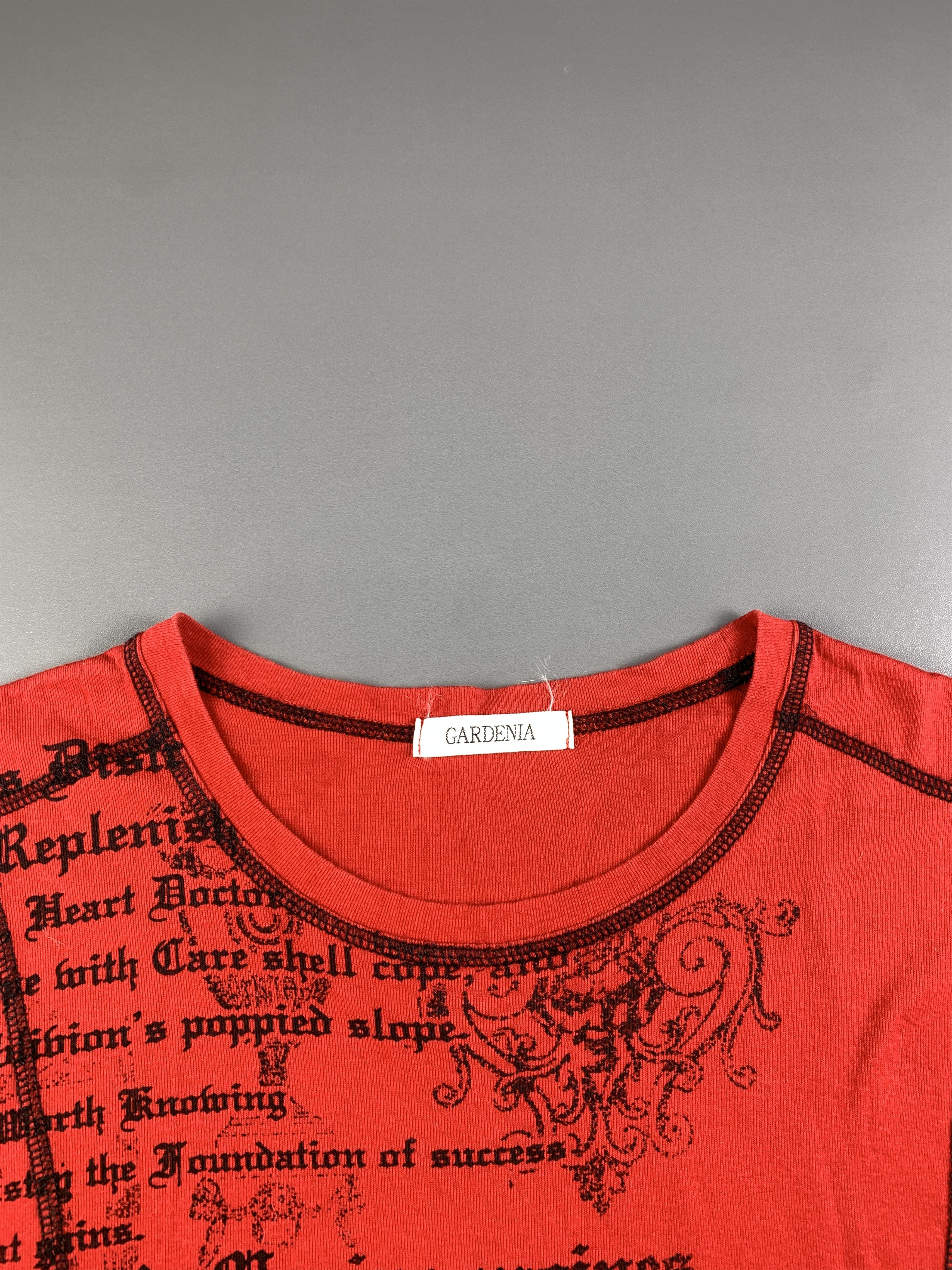 Japanese Brand 2000s Gardenia Red Contrast Sigilism Poem Crop Fit Tee (M) Size M / US 6-8 / IT 42-44 - 7 Thumbnail