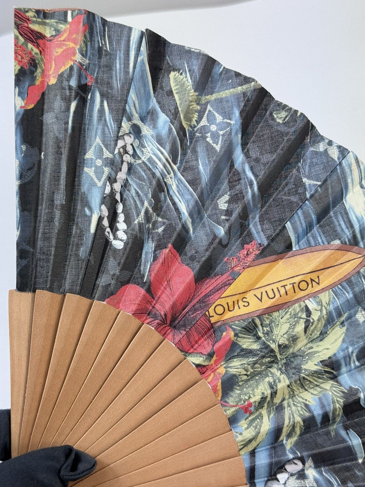 Louis Vuitton PHARRELL WILLIAMS MONOGRAM RESORT PRINT FOLDING HAND FAN Size ONE SIZE - 4 Thumbnail