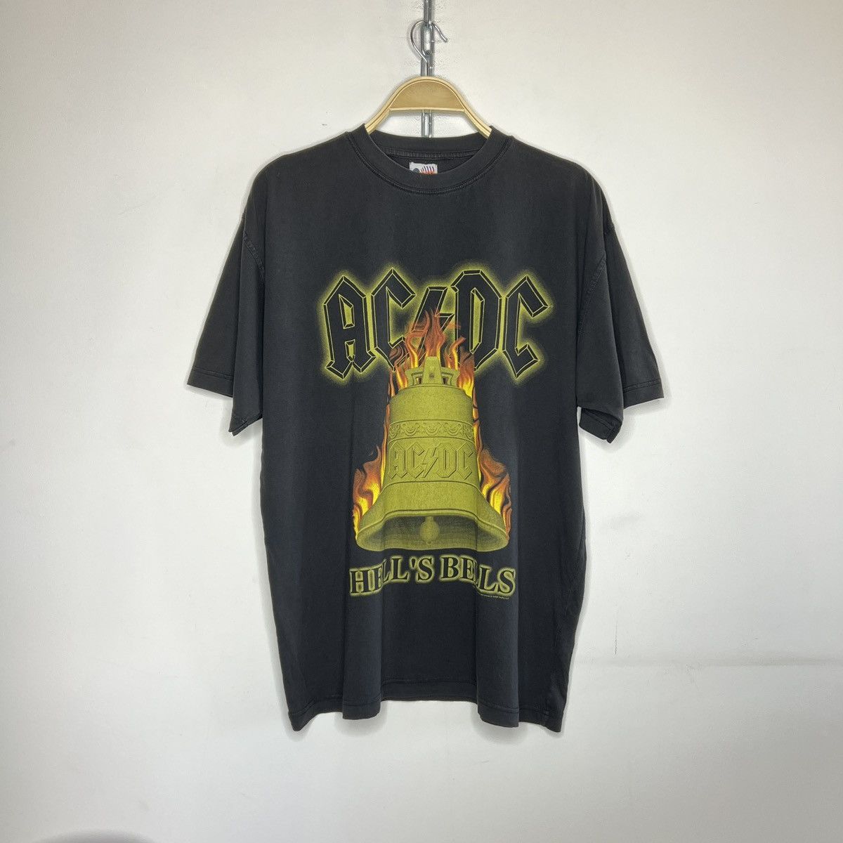AC/DC × Band Tees × Vintage Vintage AC DC Hell’s Bells Faded Tshirt World Tour 2000 2001 Size US L / EU 52-54 / 3 - 1 Thumbnail