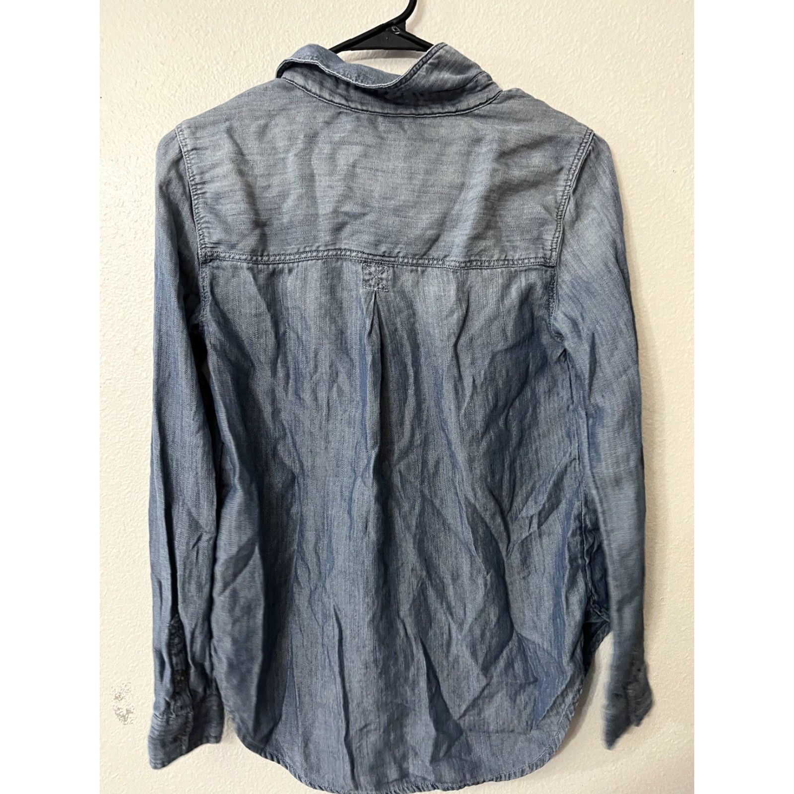 American Eagle Outfitters VINTAGE American Eagle Chambray Denim Tunic Blouse Women XS Blue Long Sleeve Collared Button Tab Sleeves Size XS / US 0-2 / IT 36-38 - 2 Thumbnail