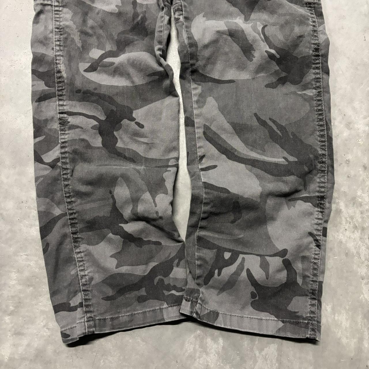 Japanese Brand × Vintage Crazy Vintage Y2K/2000s Grunge Dark Camo Skater Cargo Pants! Size US 29 - 6 Thumbnail