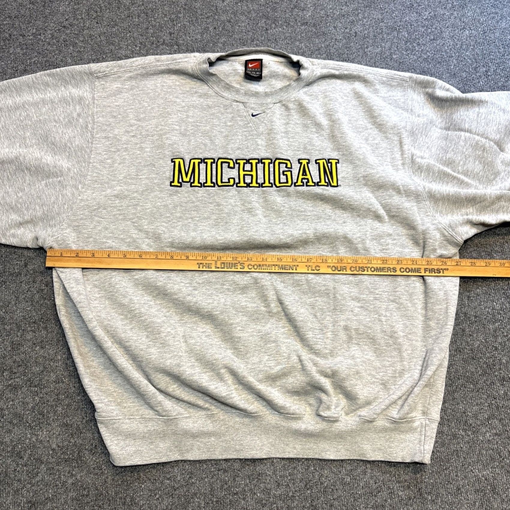 Nike VINTAGE Nike Team Center Swoosh Michigan Football Crewneck Sweatshirt 2XL Gray Mens Sweatshirt Size US XXL / EU 58 / 5 - 5 Thumbnail