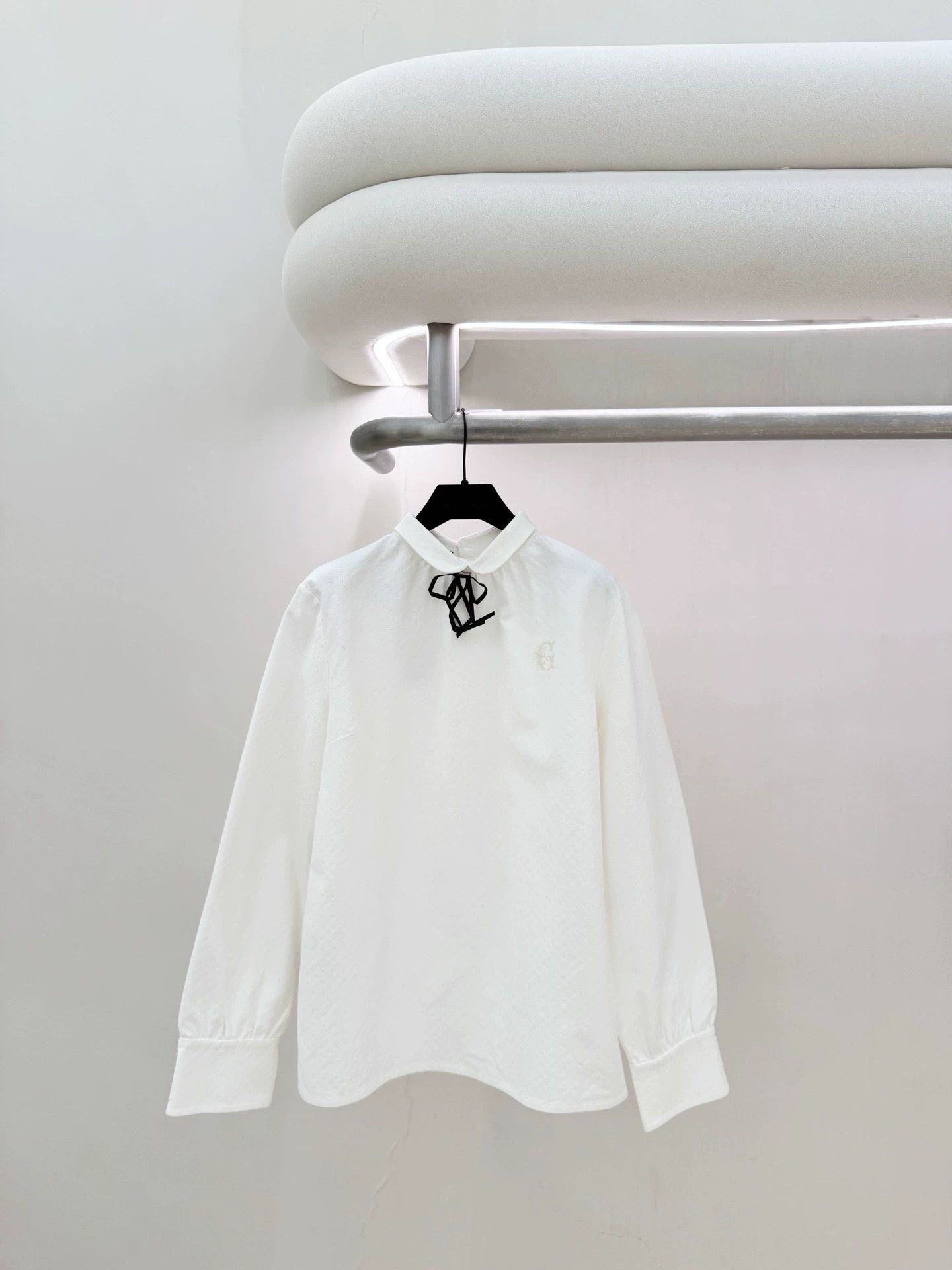 Gucci Gucci White Lapel Bow Young Shirt 40 Stained Used Size S / US 4 / IT 40 - 1 Thumbnail