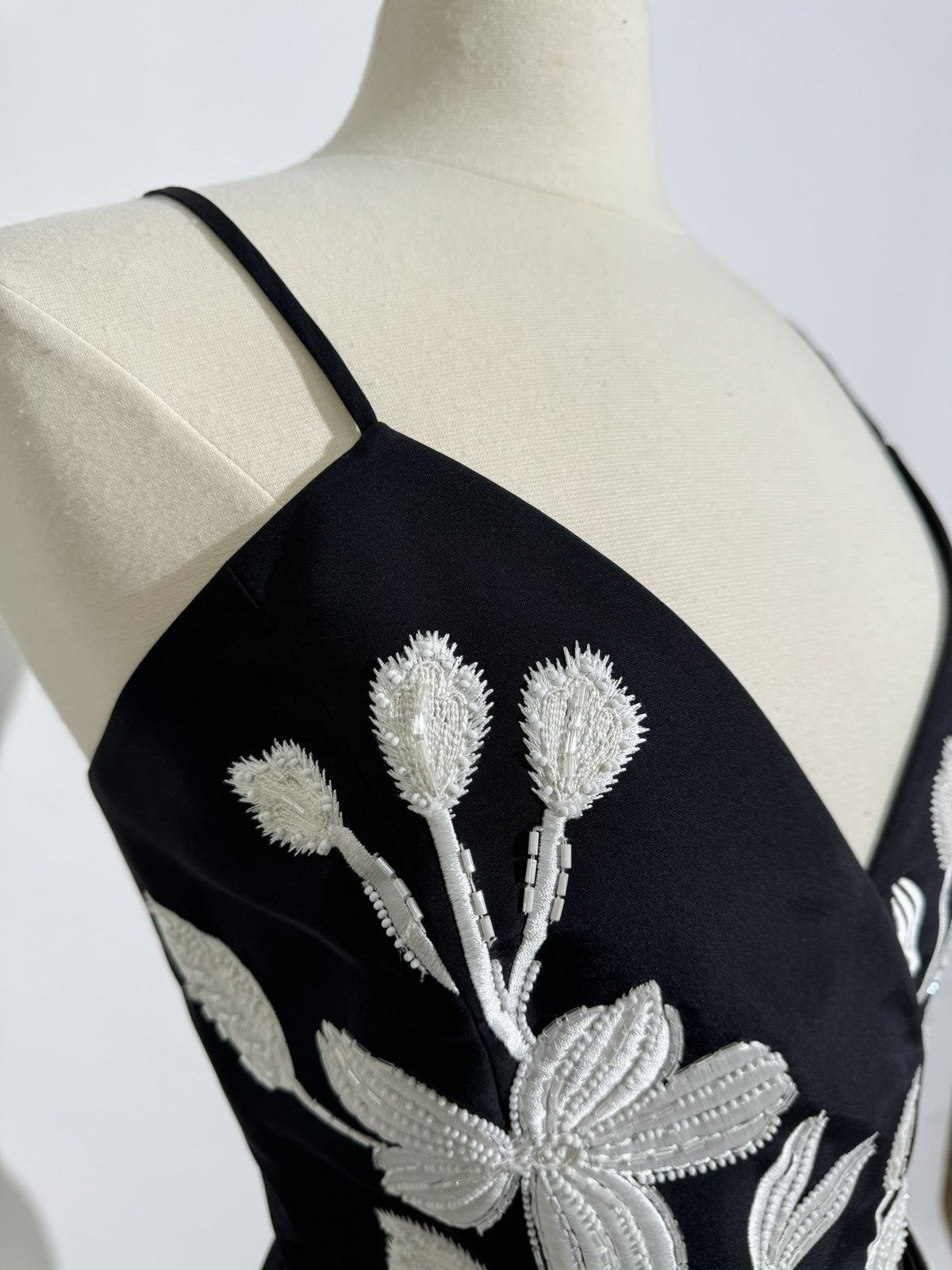 Carolina Herrera US 12 CAROLINA HERRERA Floral Embellished Wrap Silk Gown Size XL / US 12-14 / IT 48-50 - 5 Thumbnail