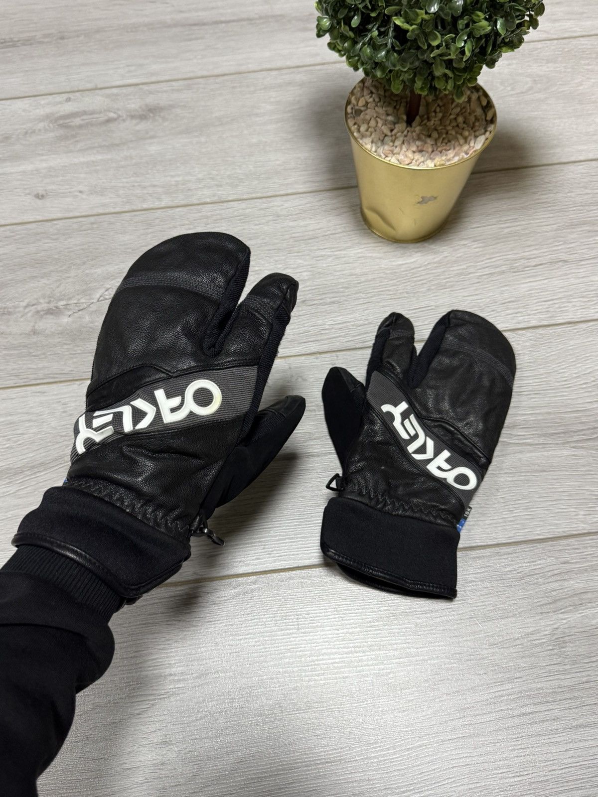 Oakley Oakley leather gloves mittens big spell out logo Size ONE SIZE - 1 Thumbnail