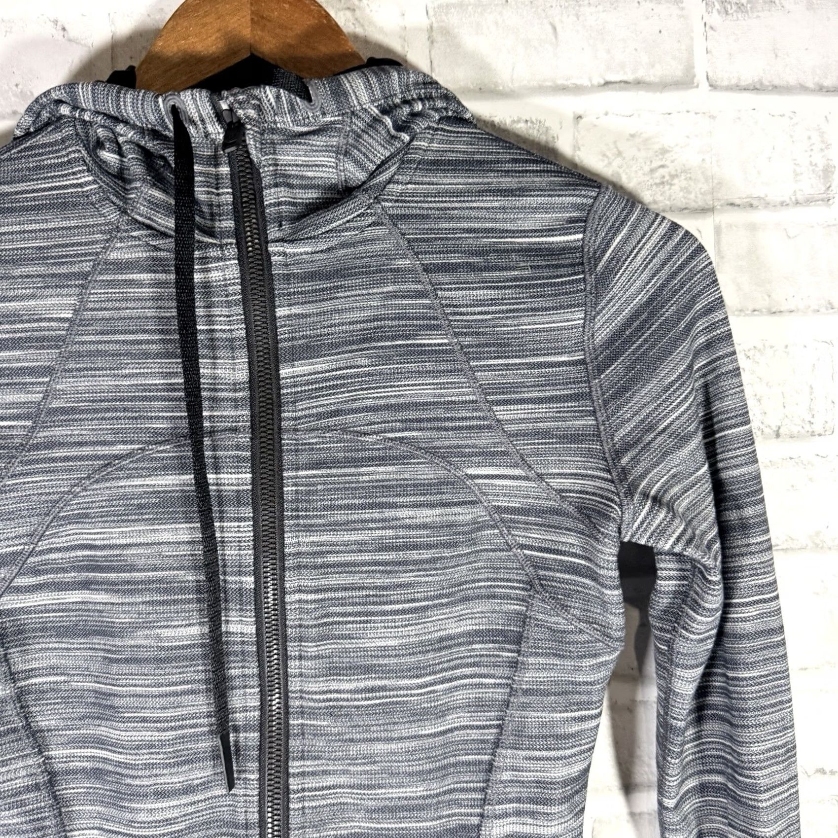 Lululemon Lululemon Full Zip Gray Athletic Jacket Womens Size 4 Size S / US 4 / IT 40 - 2 Thumbnail