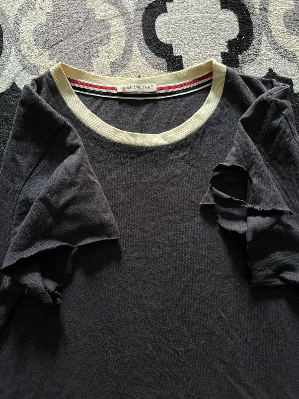 Moncler Maglia destroyed tshirt Size US S / EU 44-46 / 1 - 2 Thumbnail