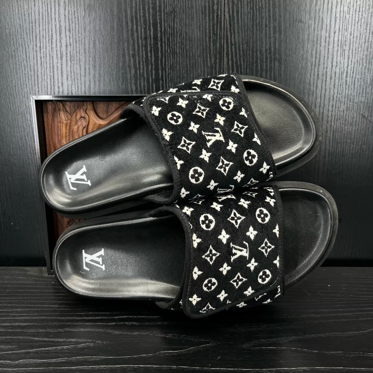 Louis Vuitton LV Miami B&W Print 8/42 Repaired Left Inner Flaw Size US 9 / EU 42 - 7 Thumbnail