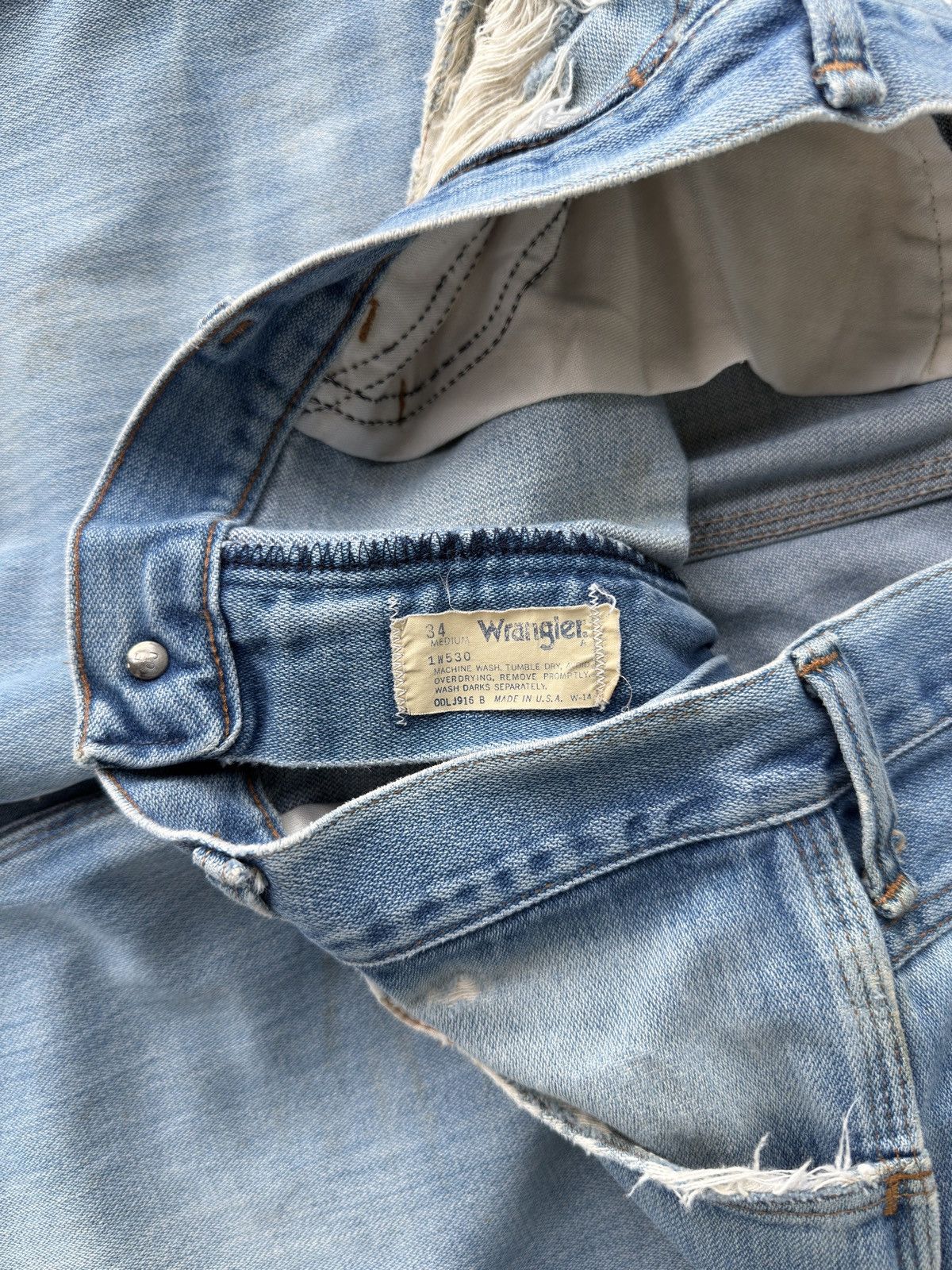 Vintage Vintage 80s Wrangler Light Wash Wide Leg Denim Jeans Size US 34 / EU 50 - 7 Thumbnail