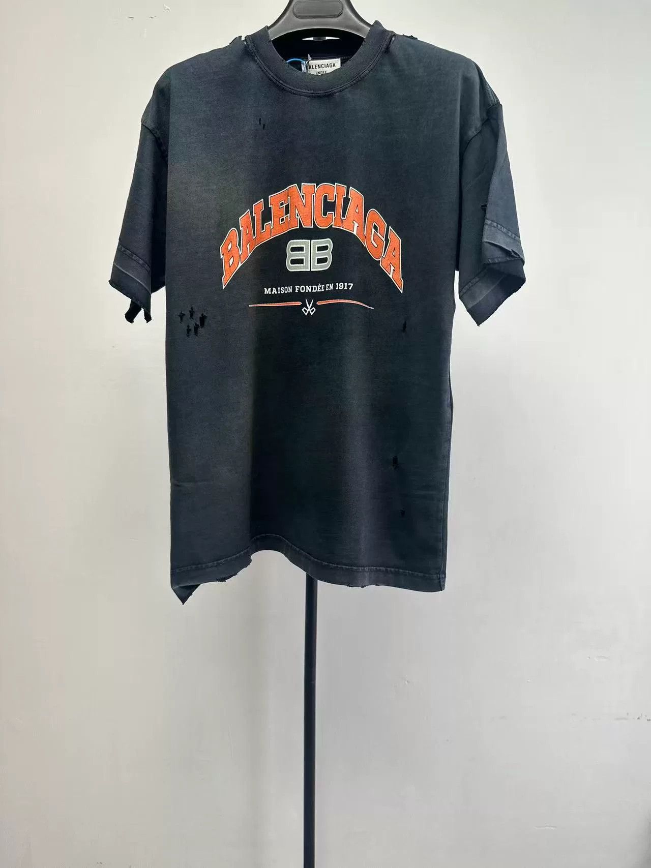 Balenciaga Balenciaga Print Cracked Distressed Short Sleeve Size XS / US 0-2 / IT 36-38 - 1 Thumbnail