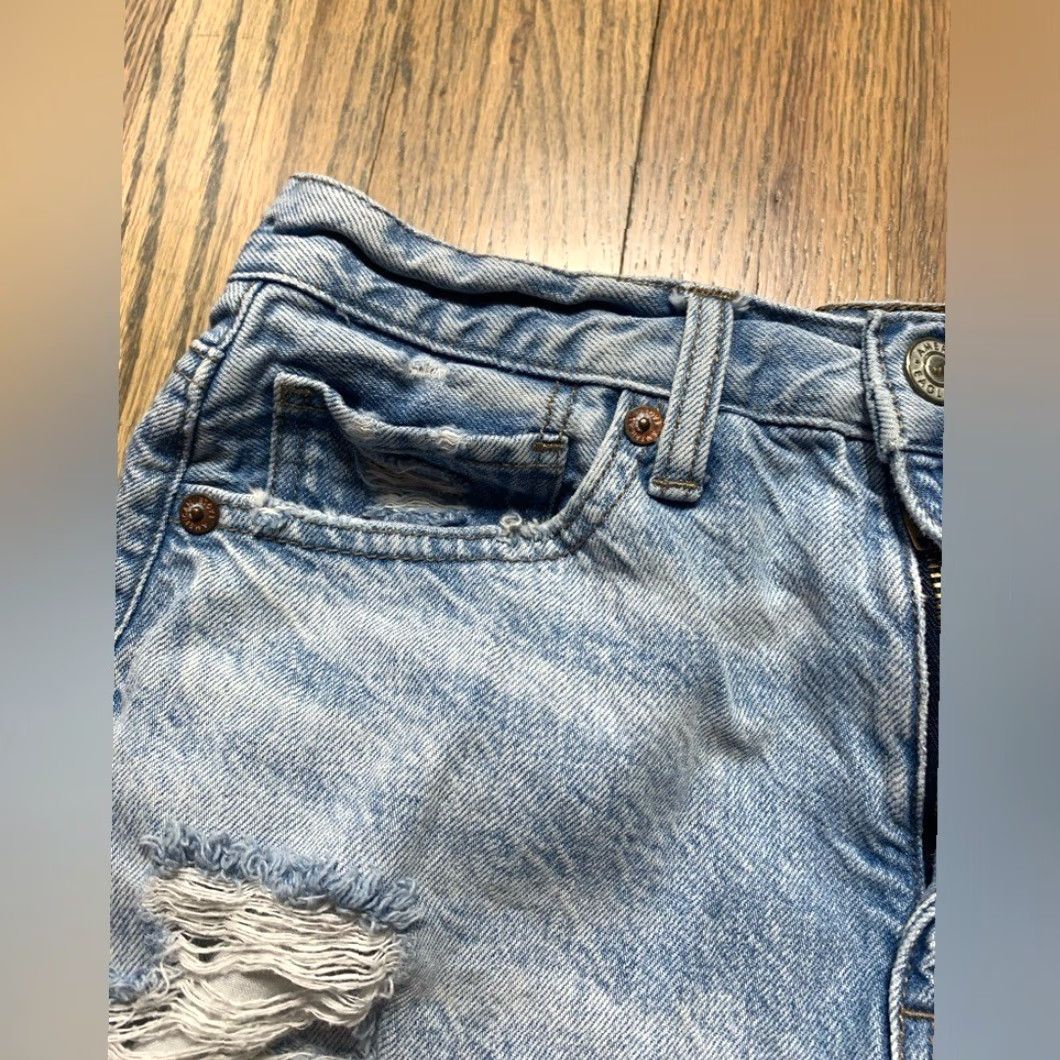 American Eagle Outfitters VINTAGE American Eagle Outfitters Mom Short Jean Shorts Cut-Off Blue 2 Womens Distressed Regular Size 2 Jeans 90s? Size 26" / US 2 / IT 38 - 4 Thumbnail