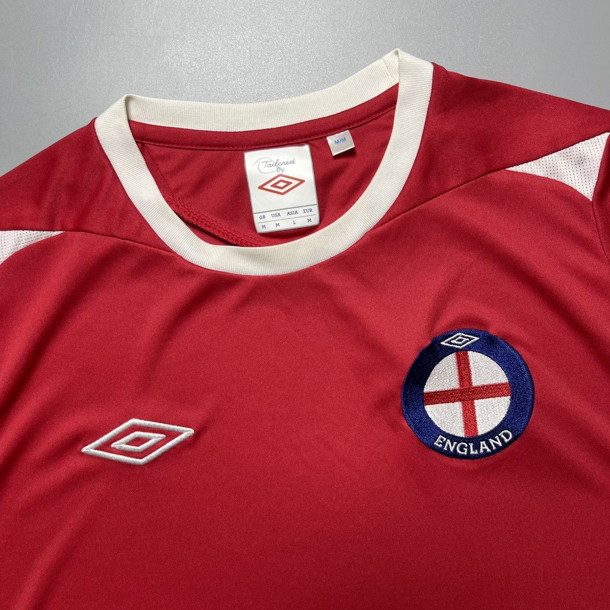 Umbro ENGLAND UMBRO 2010/2011 FOOTBALL SOCCER TRAINING JERSEY Size US M / EU 48-50 / 2 - 3 Thumbnail