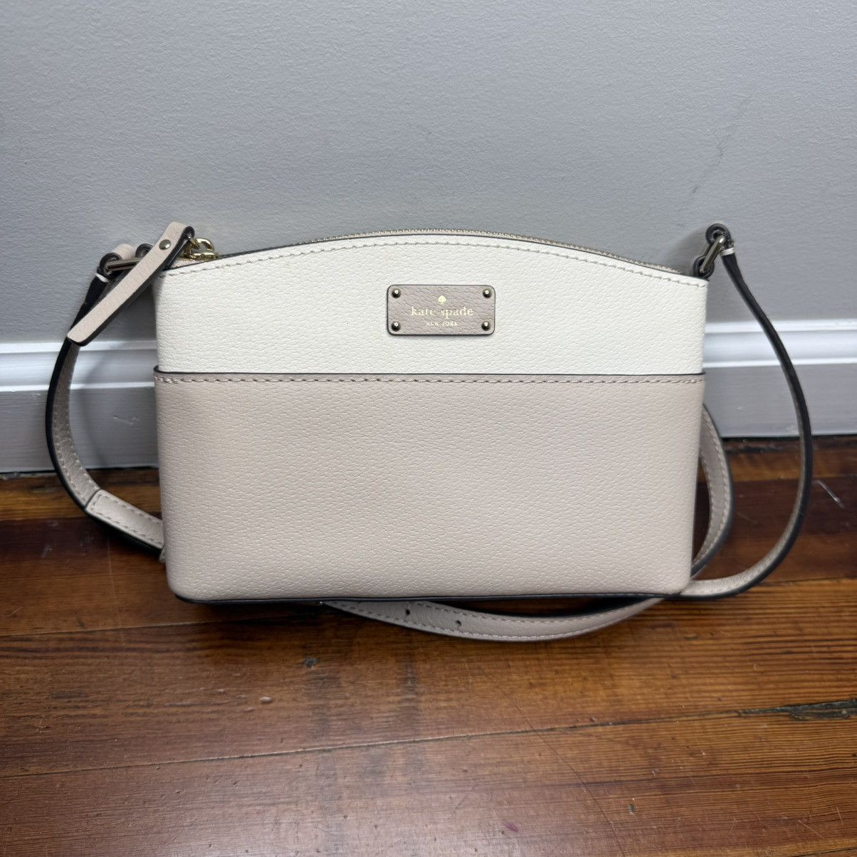 Kate Spade kate spade Cream and Light Beige Two-Tone Crossbody Bag Size ONE SIZE - 1 Thumbnail