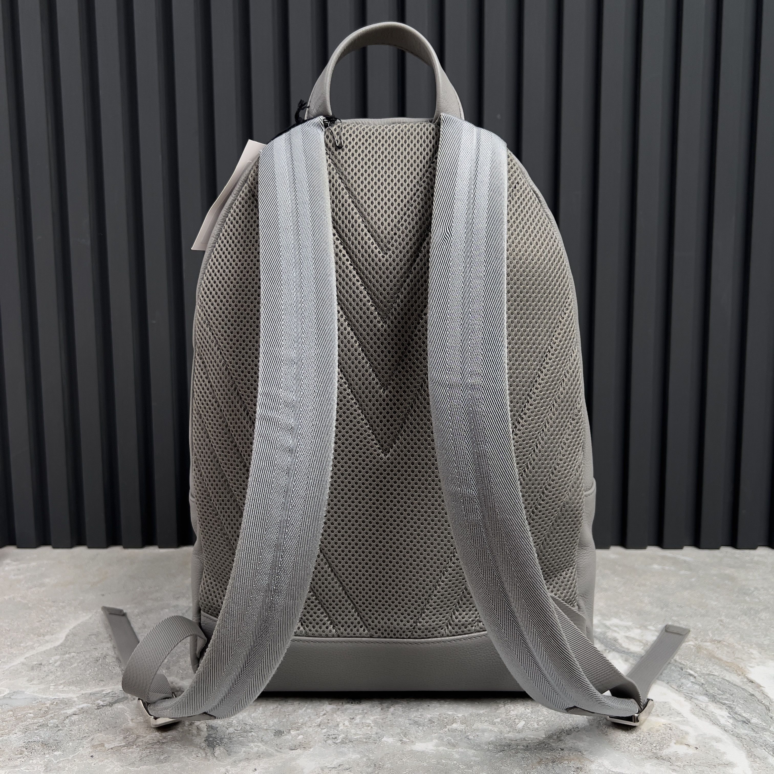 Louis Vuitton Louis Vuitton Aerogram Takeoff Backpack Grain Gray Leather Size ONE SIZE - 3 Thumbnail