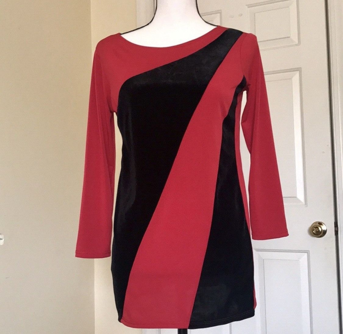 Other SUNNY LEIGH RED WITH BLACK VELVET EMBROIDERED TUNIC TOP Size S / US 4 / IT 40 - 2 Thumbnail