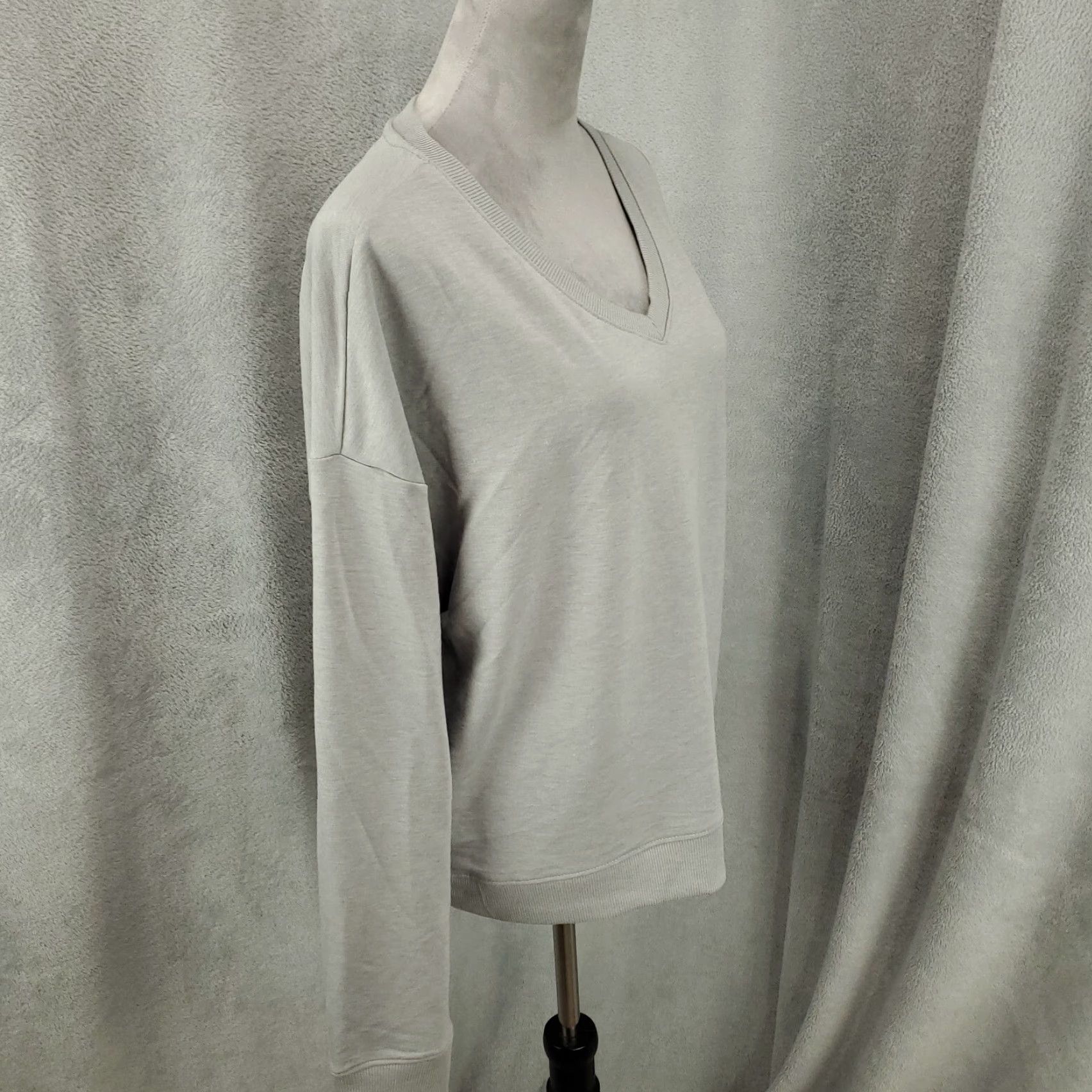 Vintage Freely Womens Sweater XL Gray V Neck Stretchy Pullover Lightweight Sweateshirt Top Size XL / US 12-14 / IT 48-50 - 2 Thumbnail