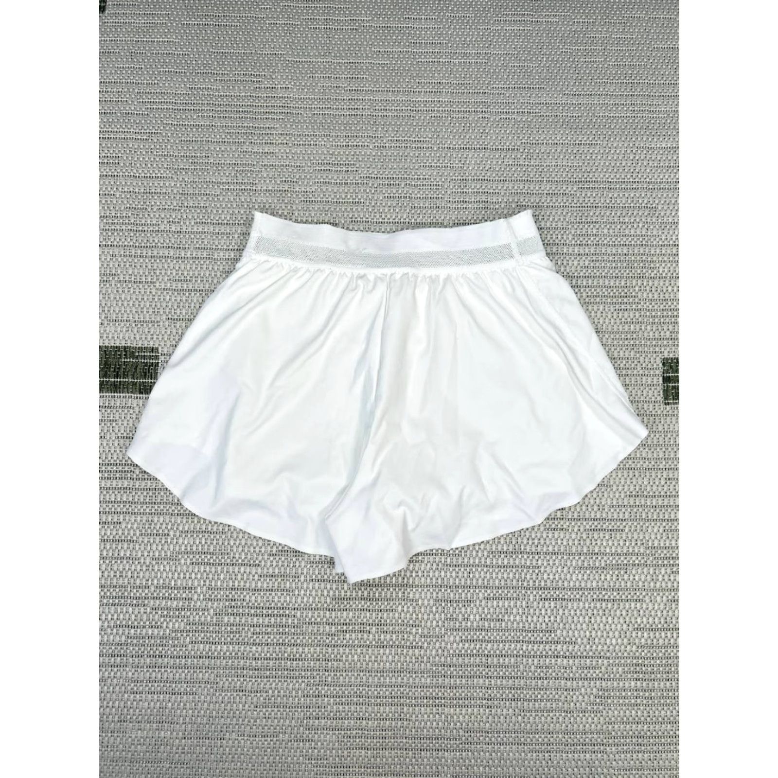 Nike Nike Athletic Short Women Small White Stretch Dri Fit High Rise Moisture Wicking Size 28" / US 6 / IT 42 - 2 Thumbnail