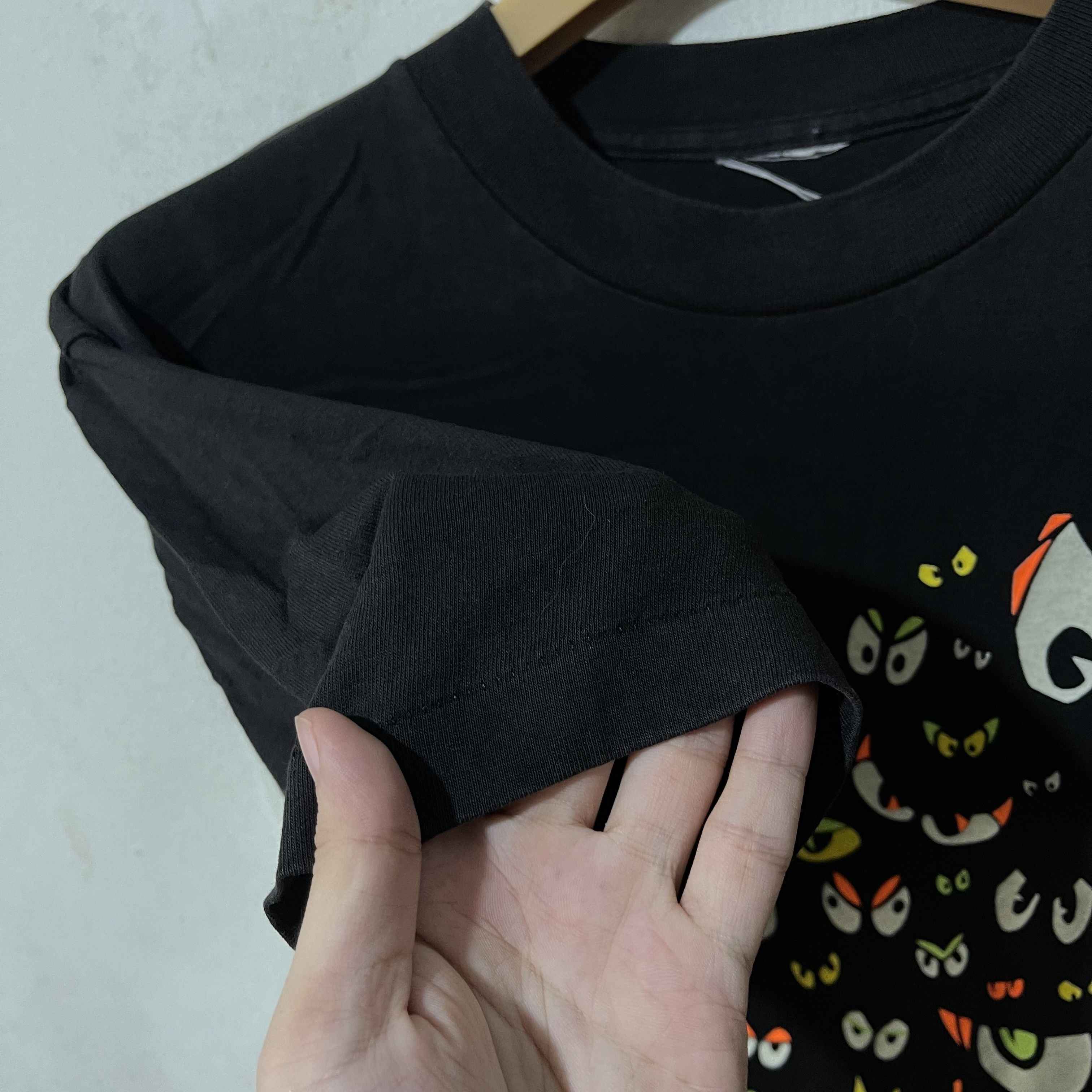 Vintage Vintage 90s Halloween Glow in The Dark Spooky Eyes Shirt Size US L / EU 52-54 / 3 - 5 Thumbnail