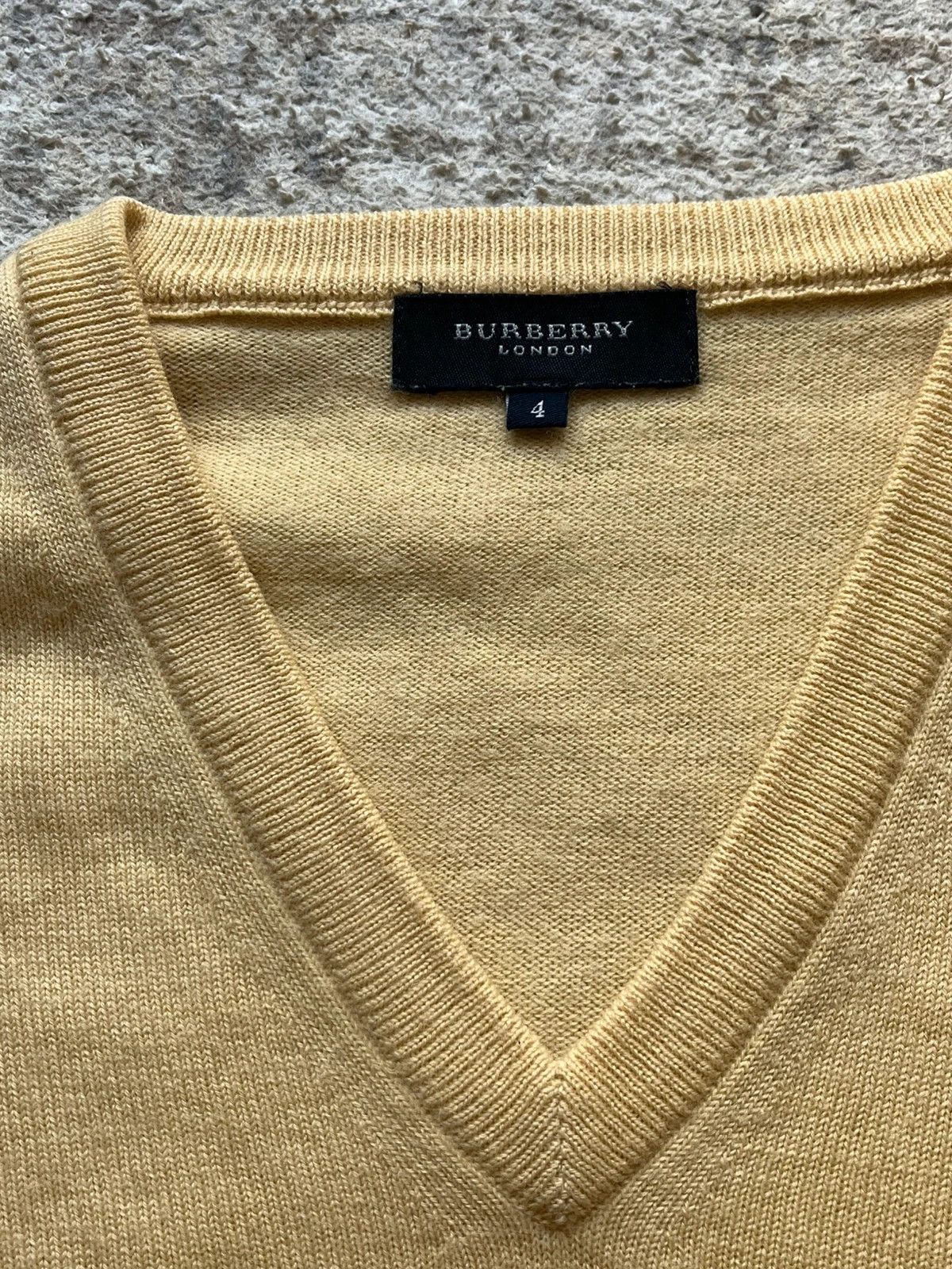 Burberry Burberry London Size 4 / S V Neck Sweater Size US S / EU 44-46 / 1 - 10 Thumbnail