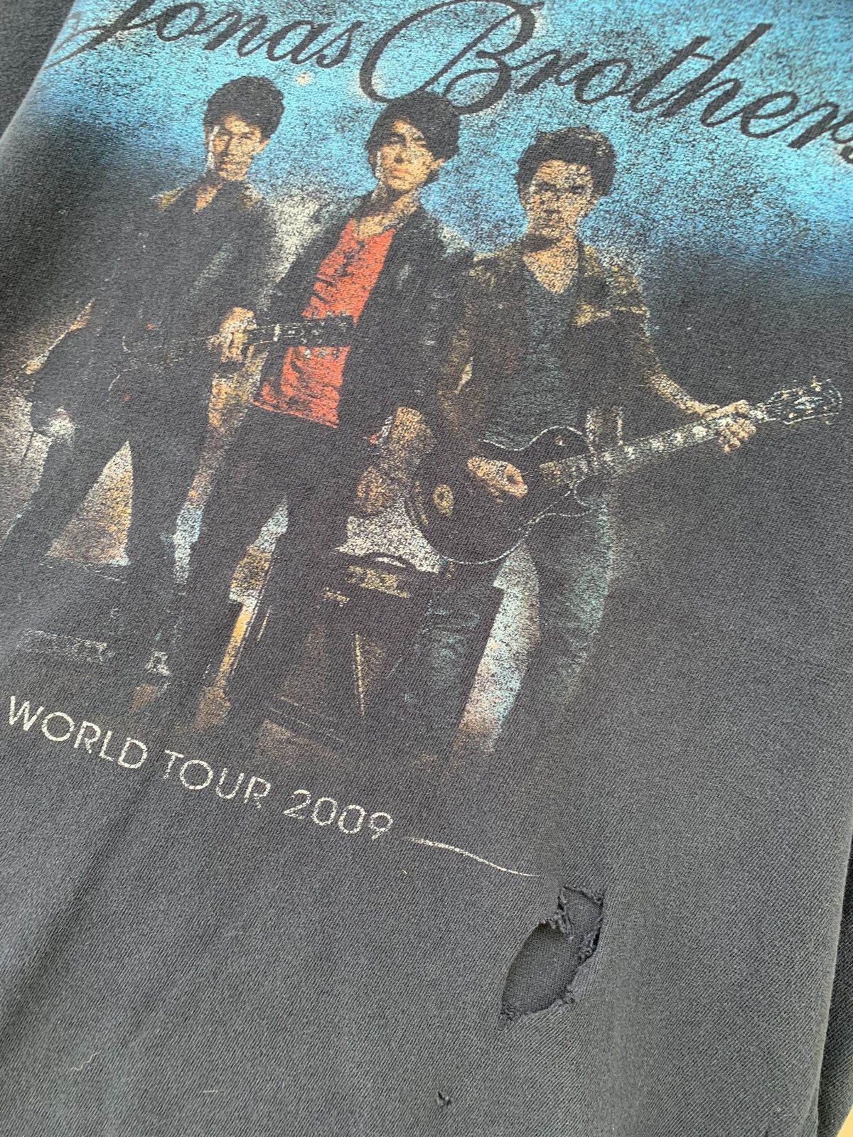 Band Tees Distressed THRASHED Faded Jonas Brothers world Tour Tshirt Size US L / EU 52-54 / 3 - 3 Thumbnail