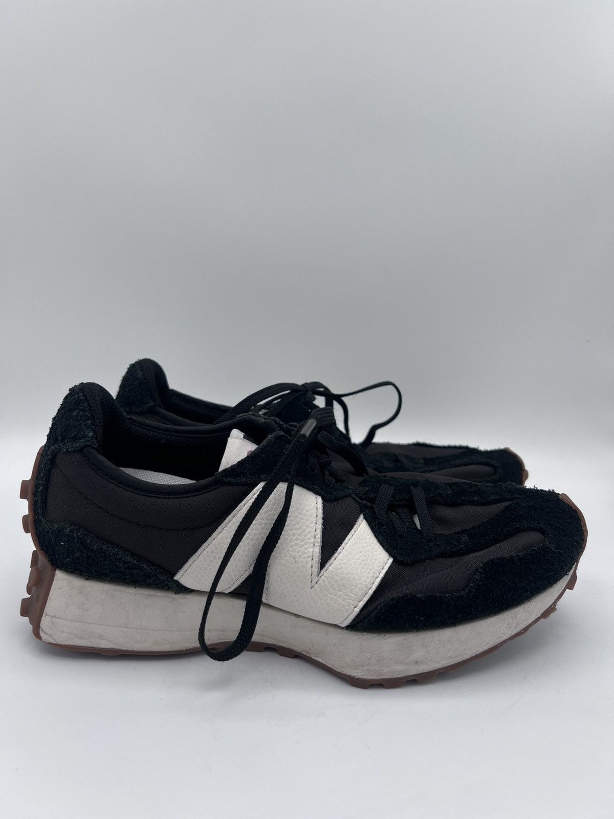 New Balance New Balance 327 mens 7.5 Black White Gum Size US 7.5 / EU 40-41 - 1 Thumbnail